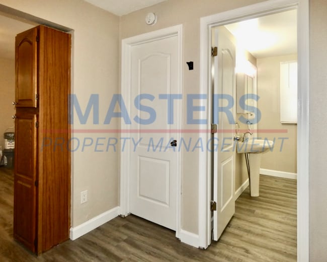 Building Photo - 515 Plymouth St