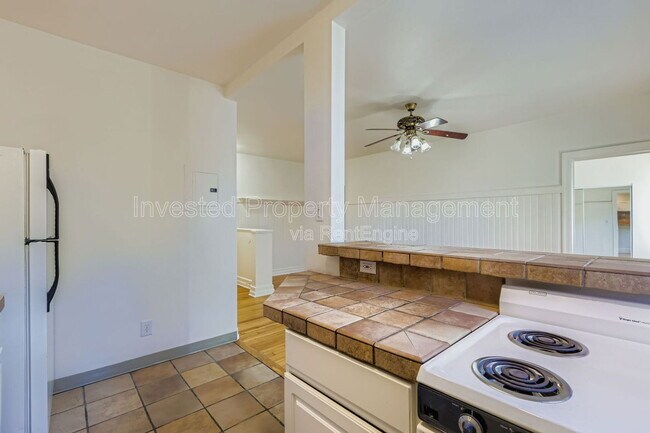 Building Photo - 1376 Pearl St