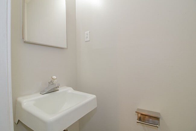 Building Photo - 809-B Golfview Pl