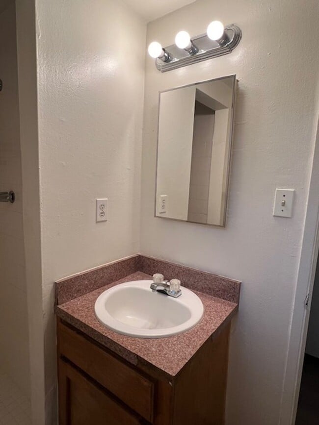 Building Photo - 22 Candy St