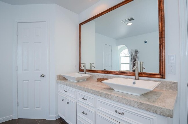 Building Photo - 2022 Fairview St