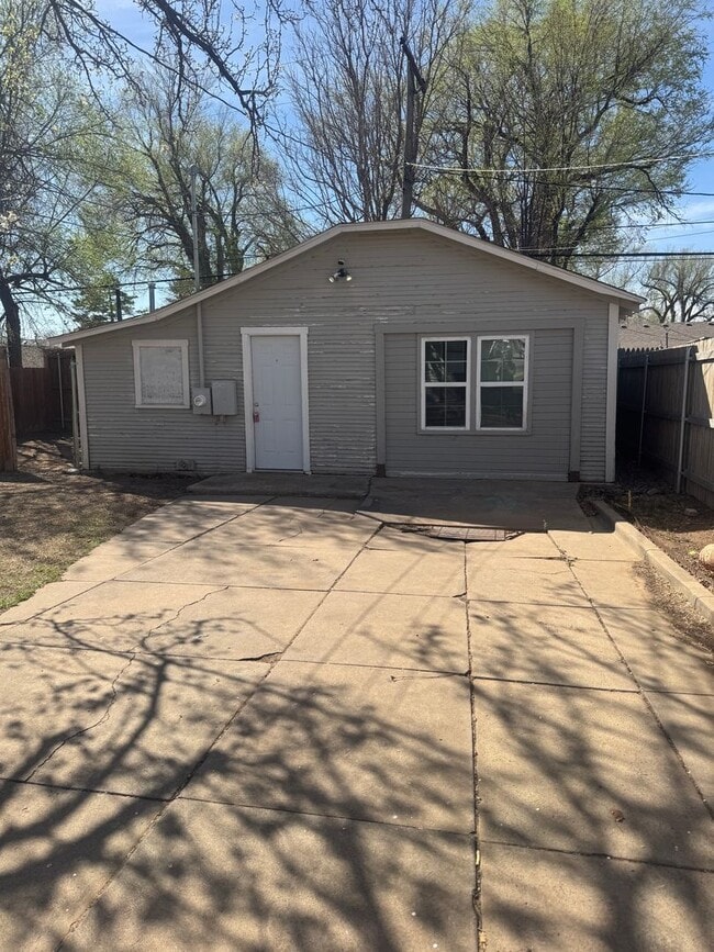 Building Photo - Adorable 1/1 bathroom fenced in yard