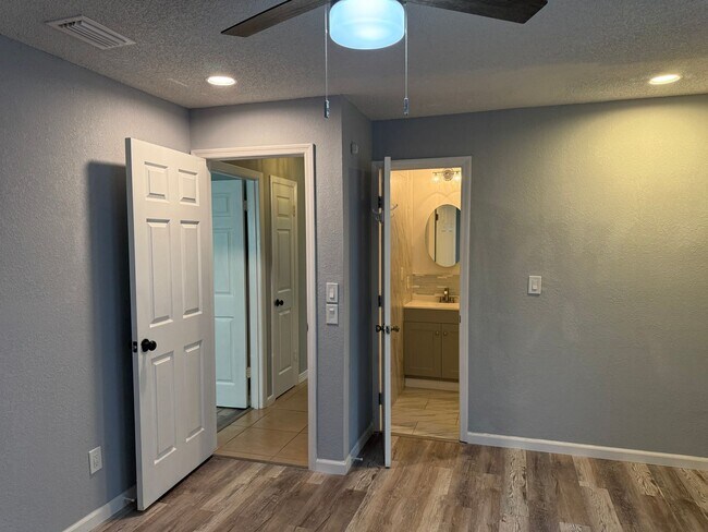 Building Photo - Cute Updated Home