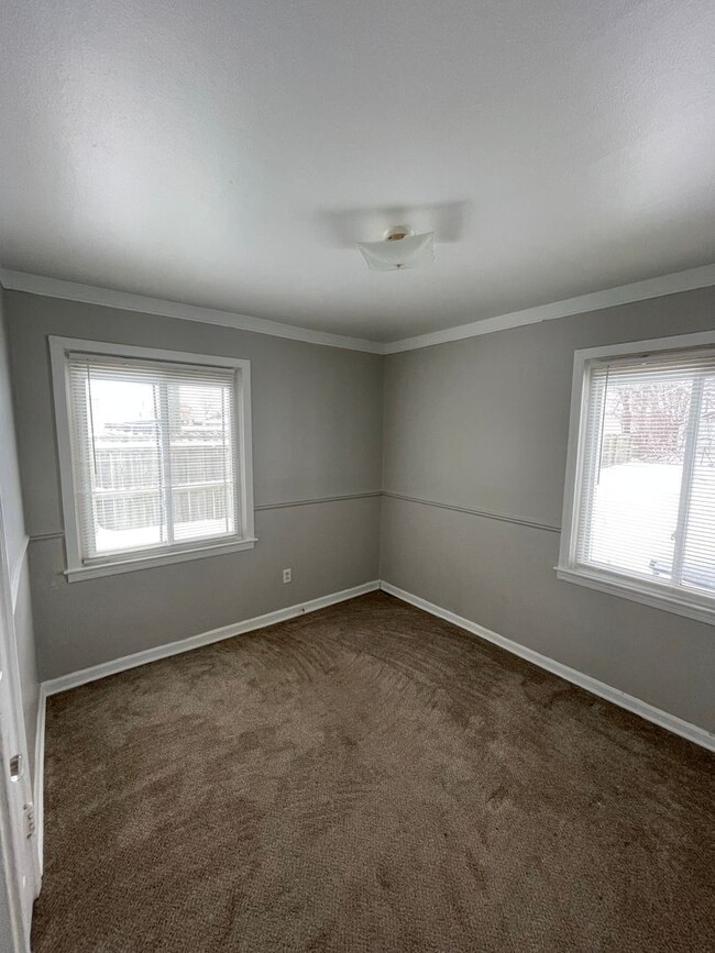 Building Photo - 3 bedroom Bungalow for lease in Eastpointe...