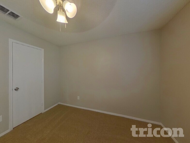 Building Photo - 4937 Waterford Dr