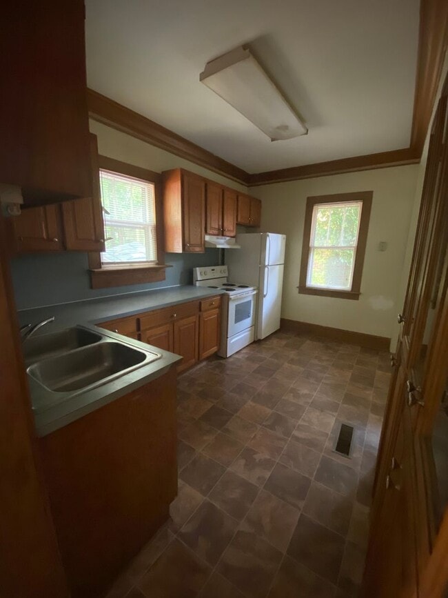 Building Photo - Historic Ranch Home