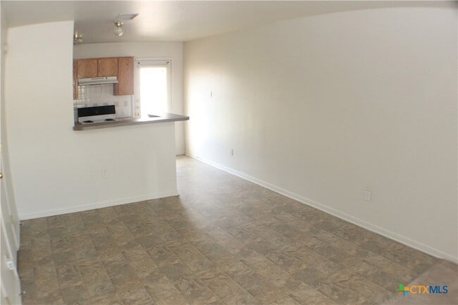 Building Photo - 102 E Robin Ln