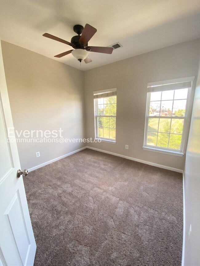Building Photo - 3 Bed/3 Bath Townhome with Garage / Pet-Friendly / Available Soon!