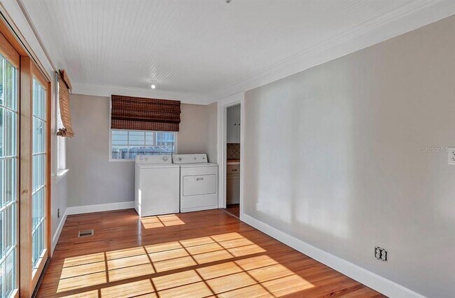 Building Photo - 316 18th Ave NE