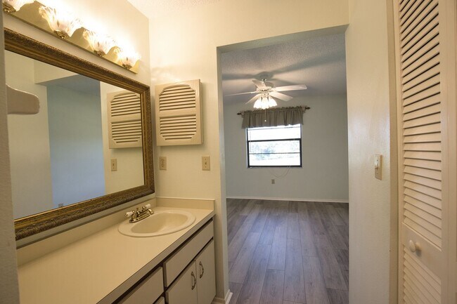 Building Photo - Annual Unfurnished 2 Bed 1 Bath Second Floor Condo located in Par Four at Capri Isles!