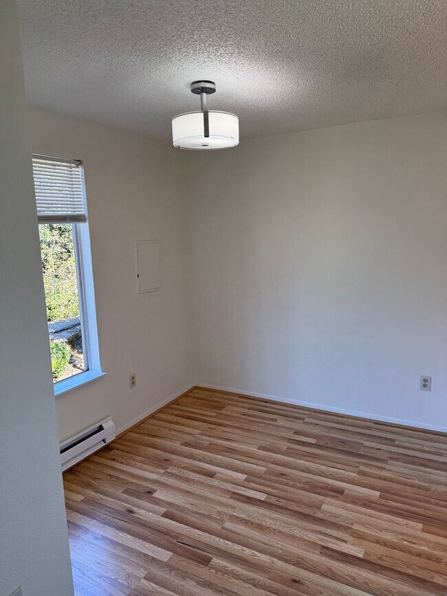 Building Photo - 1 Bedroom 1 Bath Upper Unit Small Pet OK/W...