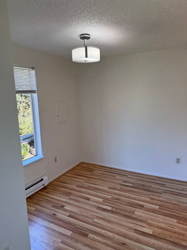 Building Photo - Updated 1 Bedroom 1 Bath Upper Unit Condo in Lynnwood $1600 month.