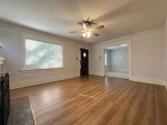 Building Photo - Charming 2-Bedroom Home with Spacious Back...
