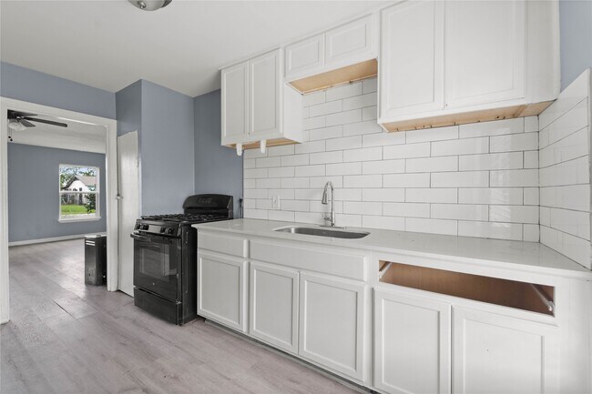 Building Photo - 209 Hyta St