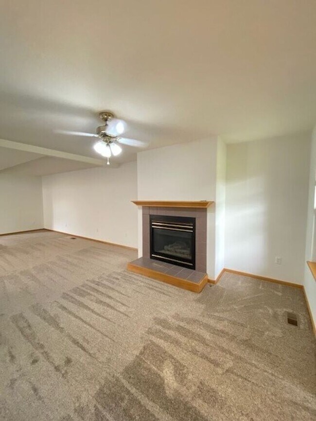 Building Photo - Large 3 Bed, 2.5 Bath Townhome in Northwes...
