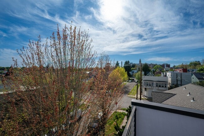 Building Photo - Modern 2BR End-Unit Townhome with Two Rooftop Decks