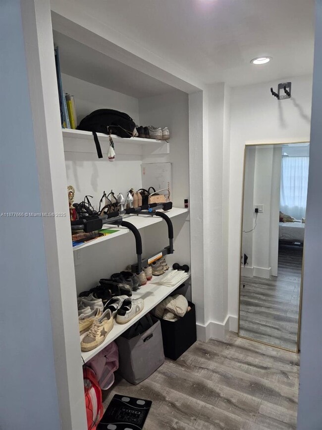 Building Photo - 9320 Fontainebleau Blvd