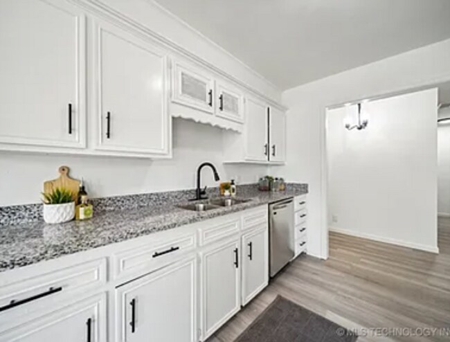 Building Photo - Charming 3-Bedroom Home with Spacious Yard in Prime Tulsa Location