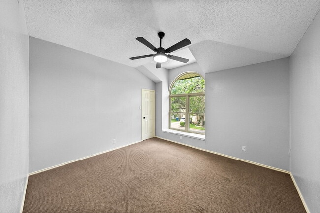 Building Photo - Spacious 4-Bedroom Rental in Autumn Ridge ...