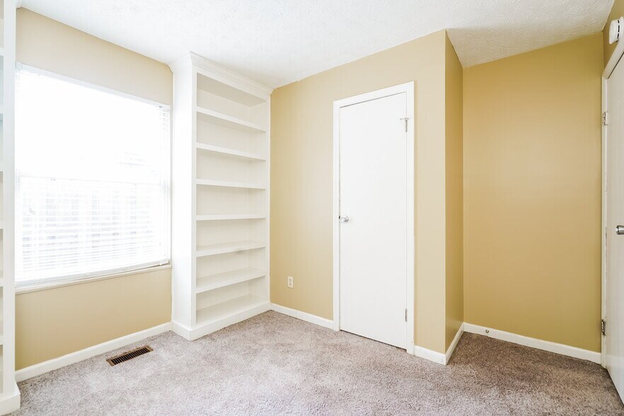 Building Photo - 5761 Pilgrim Dr