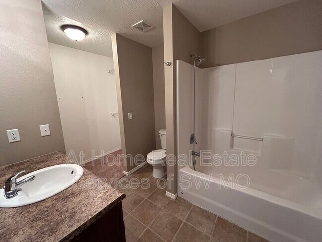 Building Photo - 1107 S Tanner Dr