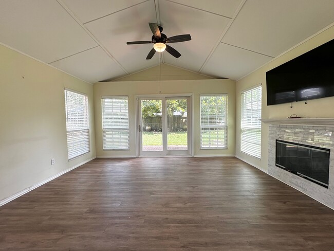 Building Photo - 9626 Highmeadow Dr