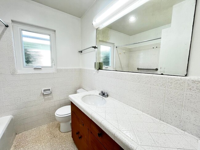 Building Photo - Beautiful 3B 2BA Home in Pacific Beach w/ ...