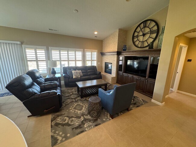 Building Photo - Beautiful 2 Bed / 2 Bath Home in Sun River 55+ Community!!