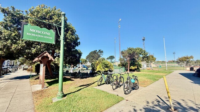 Building Photo - Charming Updated Top Floor 2BR/1BA Marina Apartment w/ Golden Gate Bridge Views! AMSI
