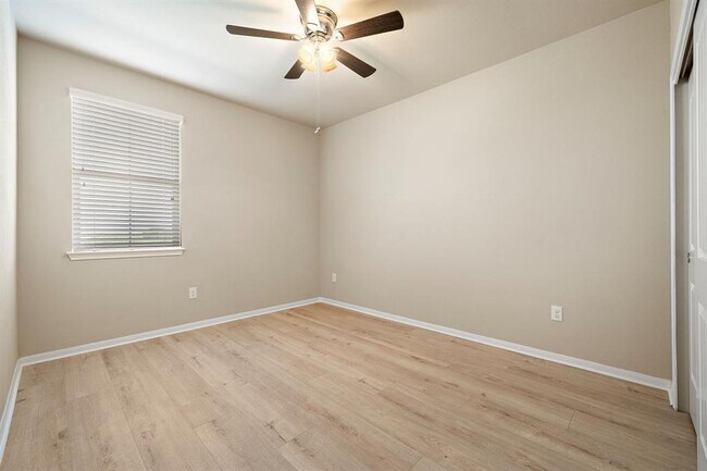 Building Photo - 2880 Donnell Dr