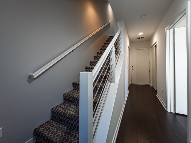 Building Photo - Luxury Townhome Centrally Located in Silver Lake!