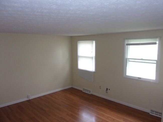 Building Photo - 4630 Cox Dr