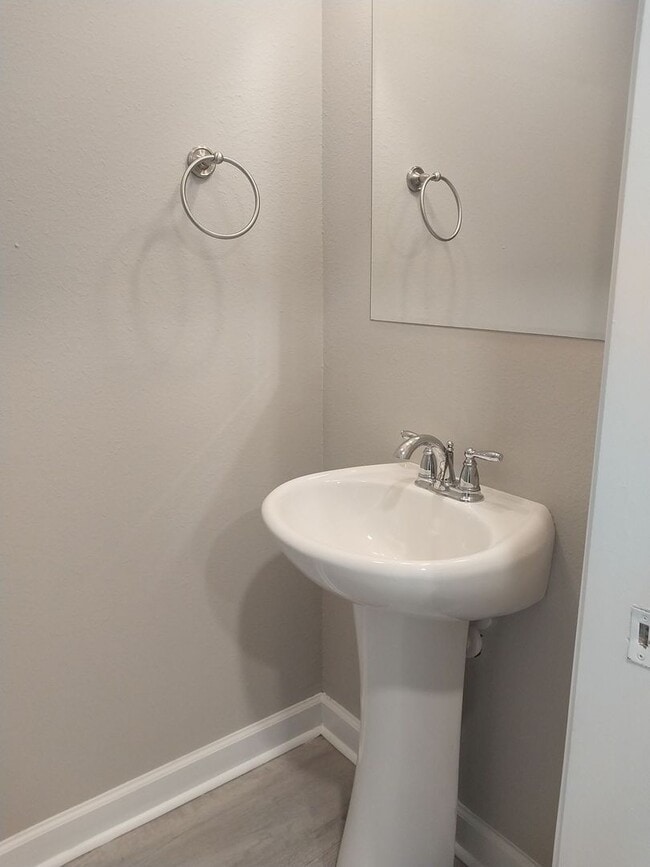 Building Photo - Gorgeous 3 Bedroom 2 Bath Townhome