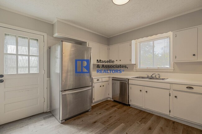 Building Photo - 3 Bed/2 Bath Home In Huntington Park