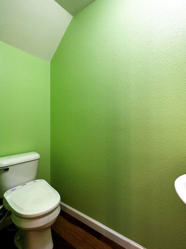 Building Photo - Gorgeous 3 bedroom, 2 and a half bathroom townhome in Hamilton Field for rent!