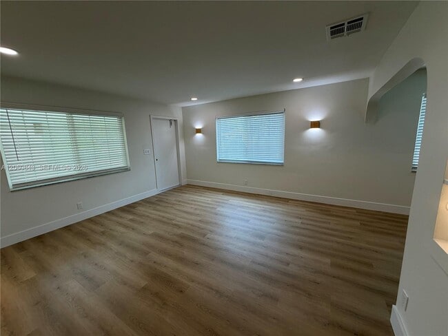 Building Photo - 708 SW 7th Ave