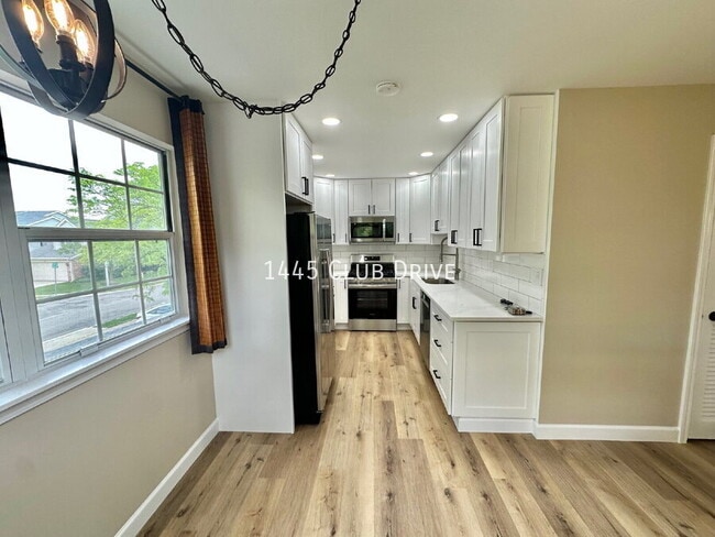 Building Photo - 1445 Club Dr