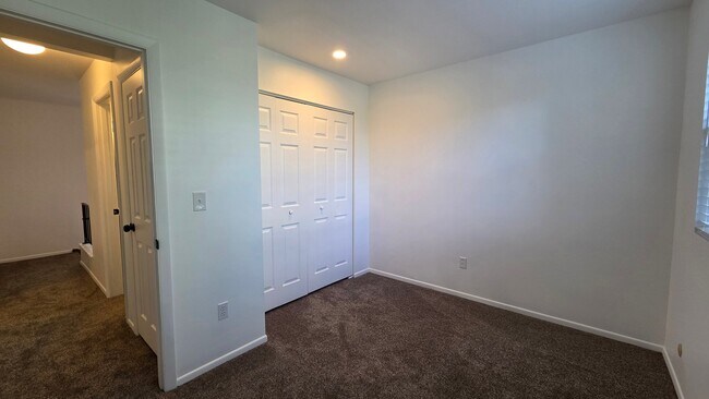 Building Photo - 2205 Friendship Cir