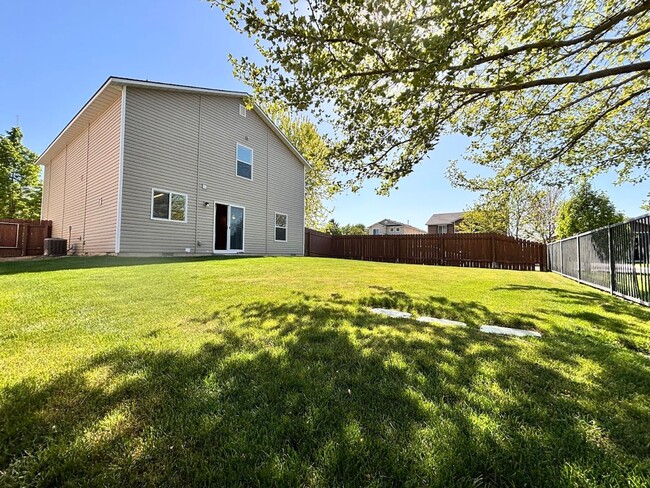 Building Photo - Ready for Move In - Cedar Creek Spacious L...