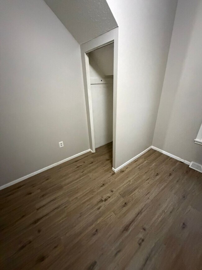 Building Photo - 2200 W 103rd St