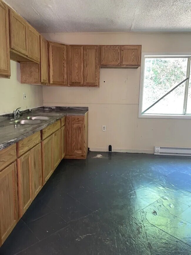 Building Photo - 3 Bedroom 1 Bathroom