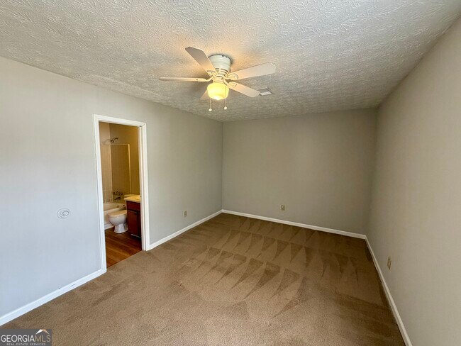 Building Photo - 8515 Pineland Dr