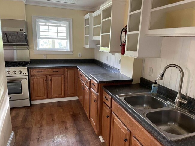 Building Photo - 526 Stewart Ave