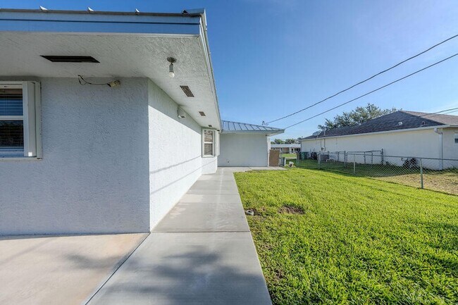 Building Photo - 651 SE Degan Dr
