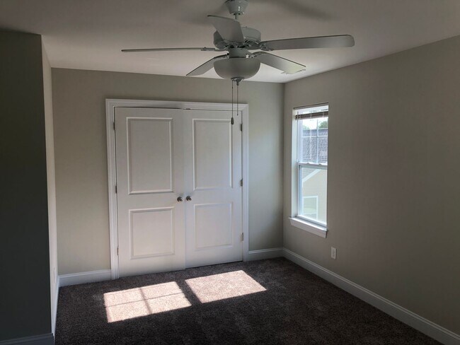 Building Photo - Student Friendly 3 Bedroom Single Family Home