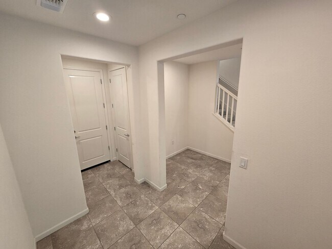 Building Photo - Beautiful 2 Bedroom 2 Bath Townhome in Dublin