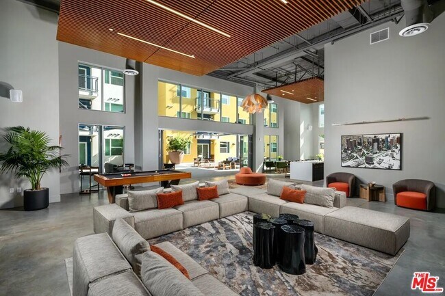 Building Photo - 10568 Gateway Prom