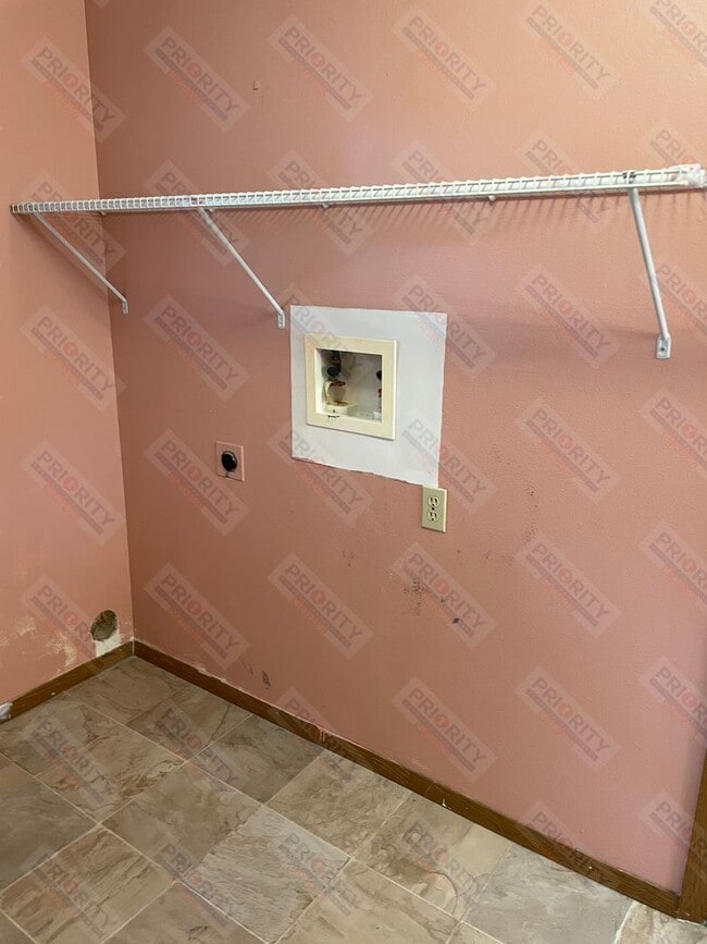 Building Photo - 3 bedroom, 1.5 bath townhome