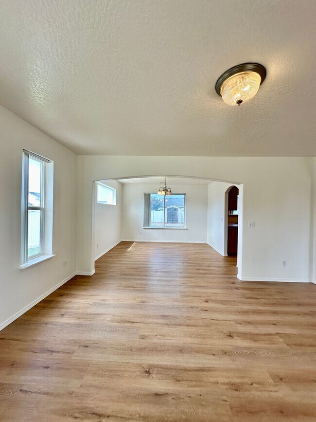 Building Photo - Newly Renovated Expansive Multi story 4 be...