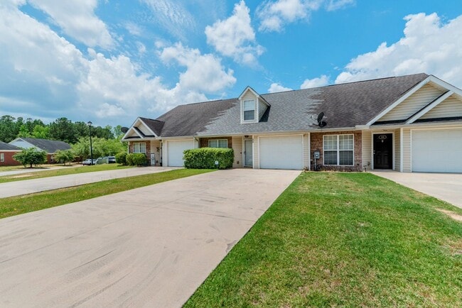 Building Photo - $1750 - Updated 3 bed/3 bath house conveniently located near Doctor's Hospital!